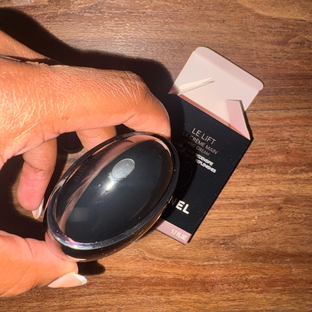 CHANEL Le Lift La Crème Main in Black - Picture 4 of 8